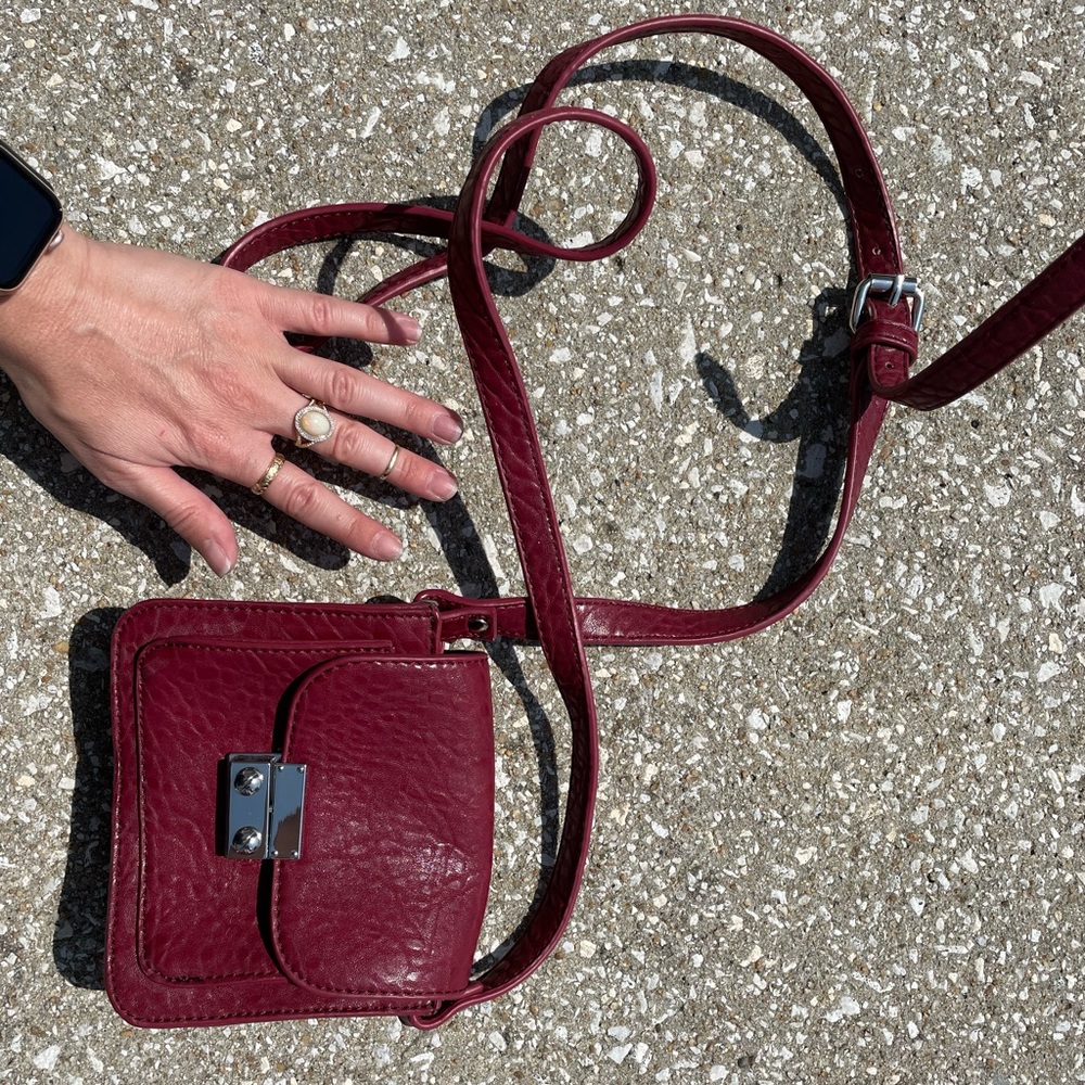 Small red FOREVER 21 purse. Never actually used. In great condition
